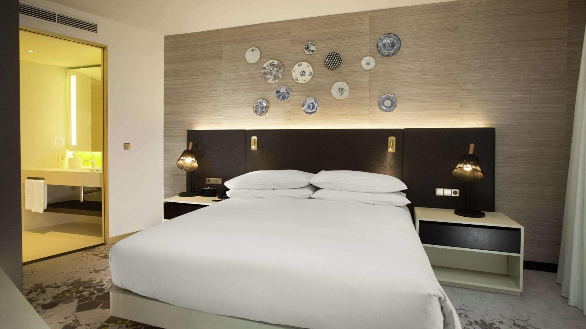 One-Bedroom King Suite Lounge Access